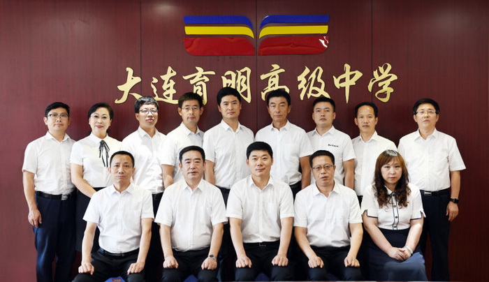 李振权 校长兼党总支书记 正高级教师,享受国务院特殊津贴,全国优秀